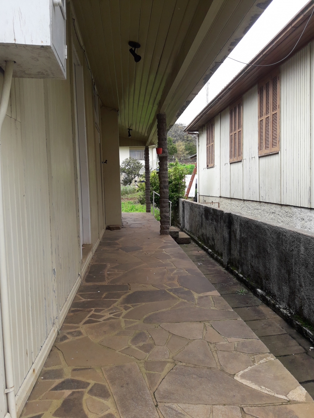 CASA COM 2 DORMITÓRIOS (TERRENO)