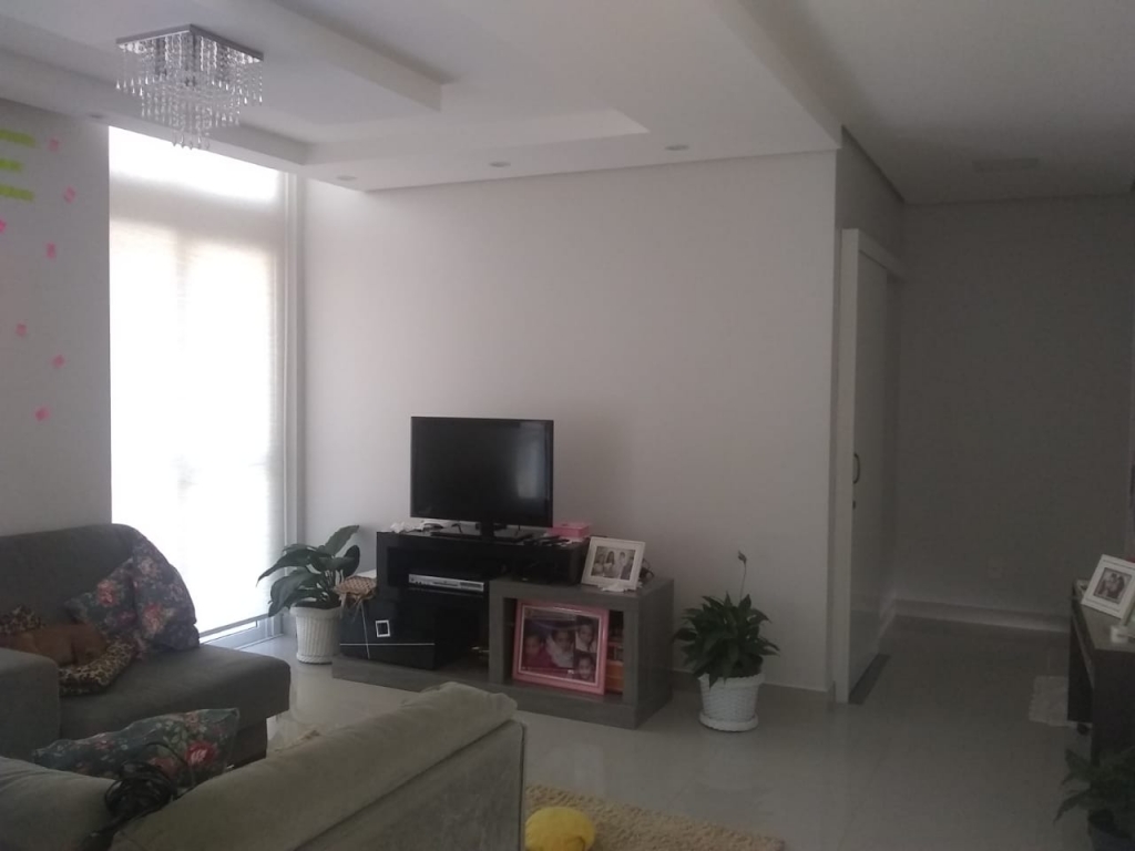 CASA COM 3 DORMITÓRIOS
