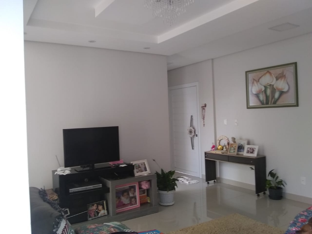 CASA COM 3 DORMITÓRIOS