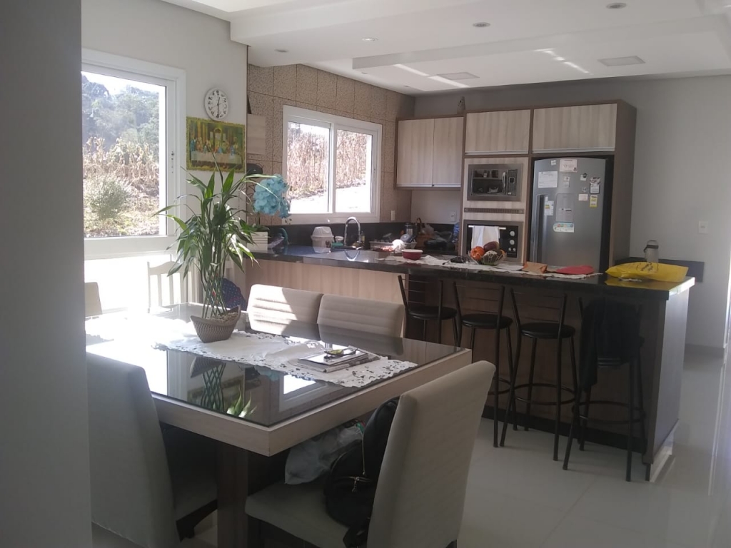 CASA COM 3 DORMITÓRIOS