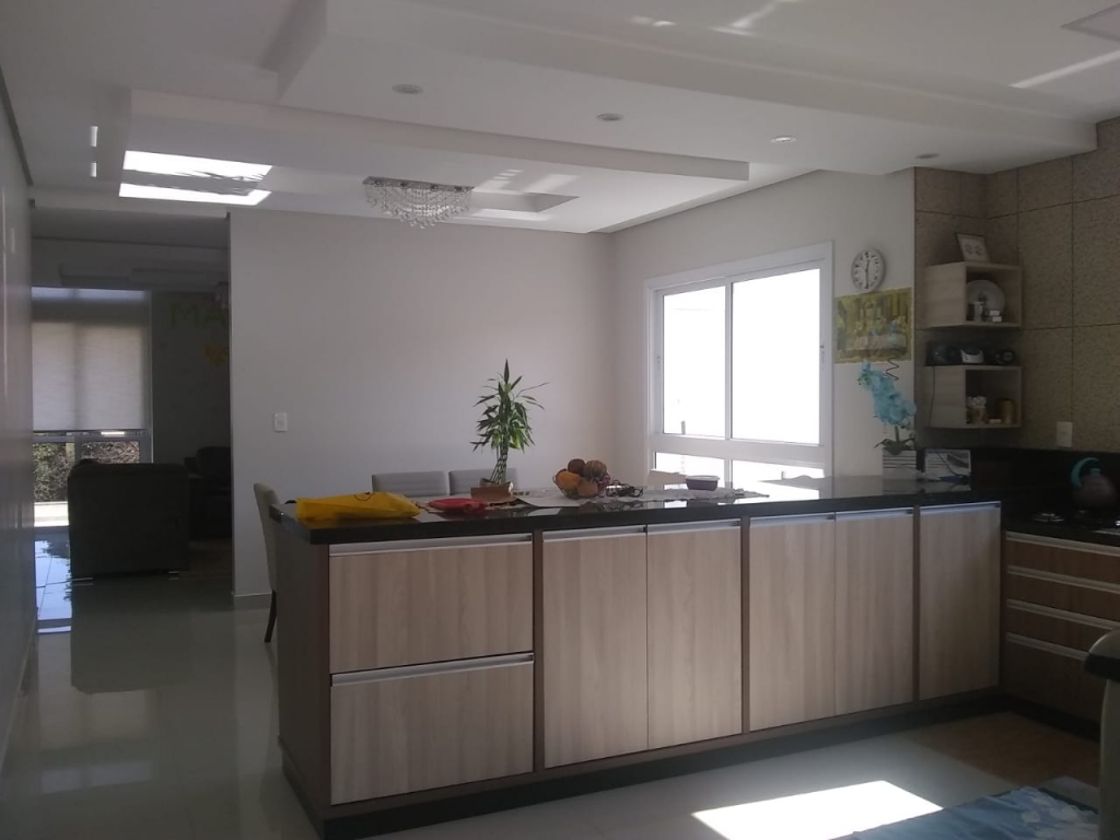 CASA COM 3 DORMITÓRIOS