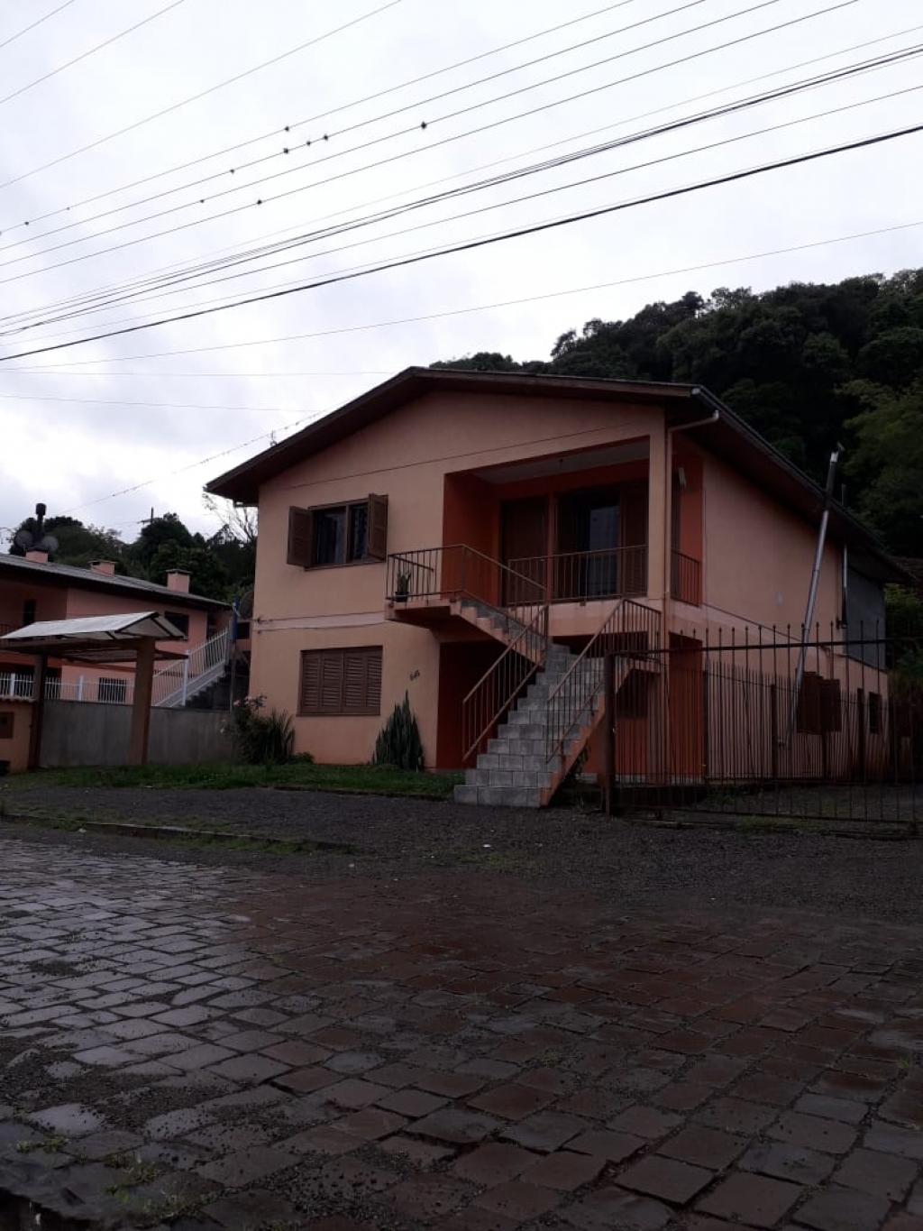 CASA COM 2 MORADIAS