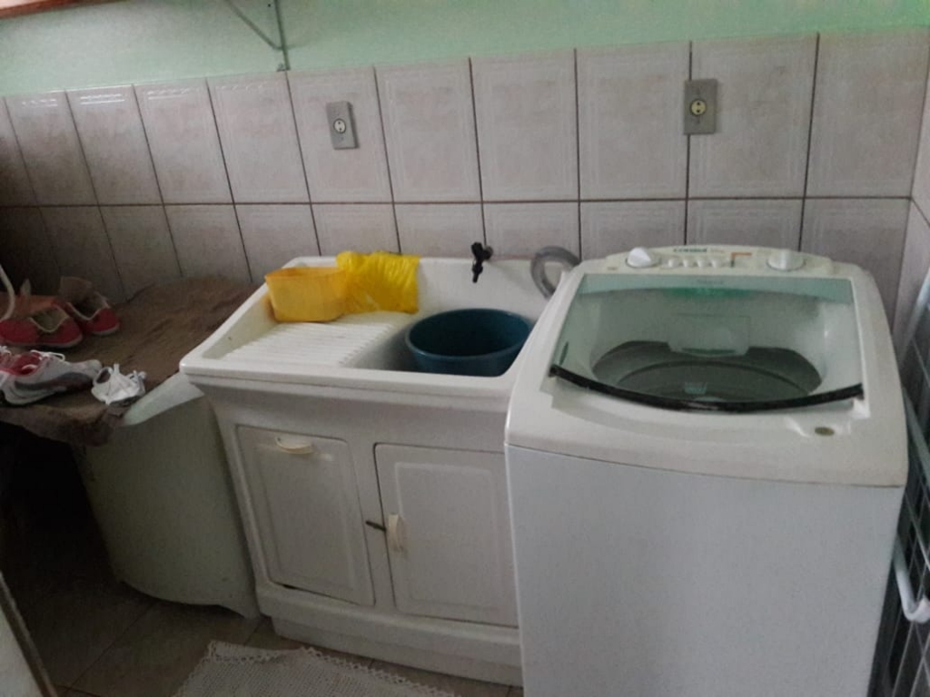 CASA COM 4 DORMITÓRIOS