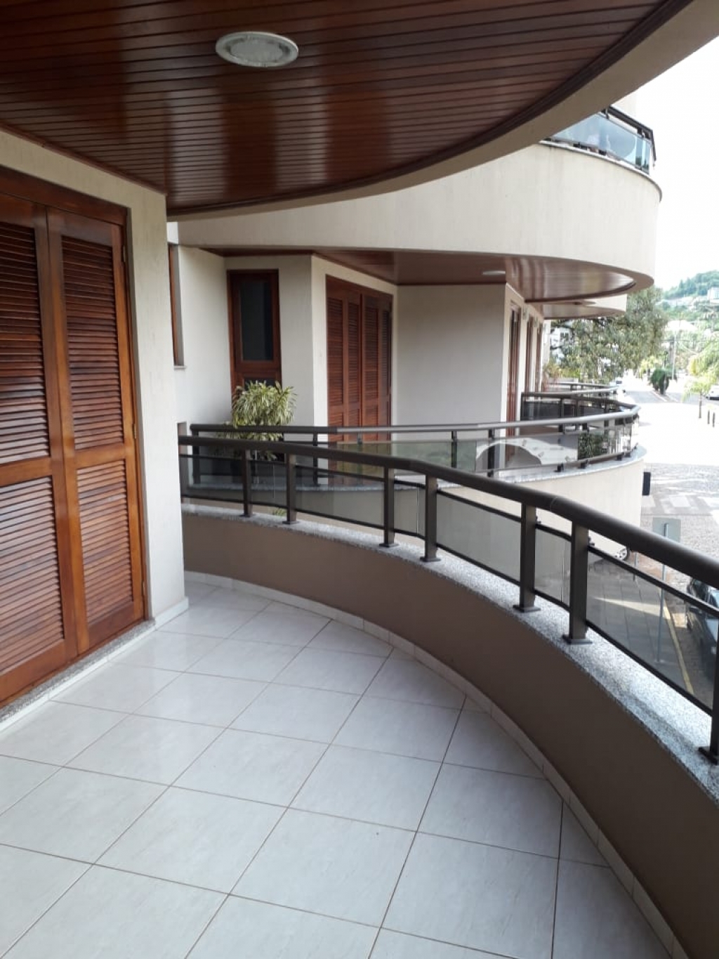APARTAMENTO COM 3 DORMITÓRIOS