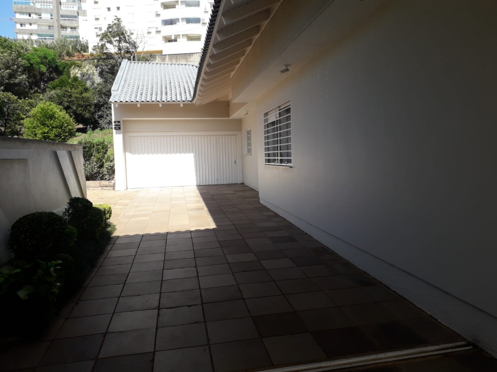 CASA COM 4 DORMITÓRIOS