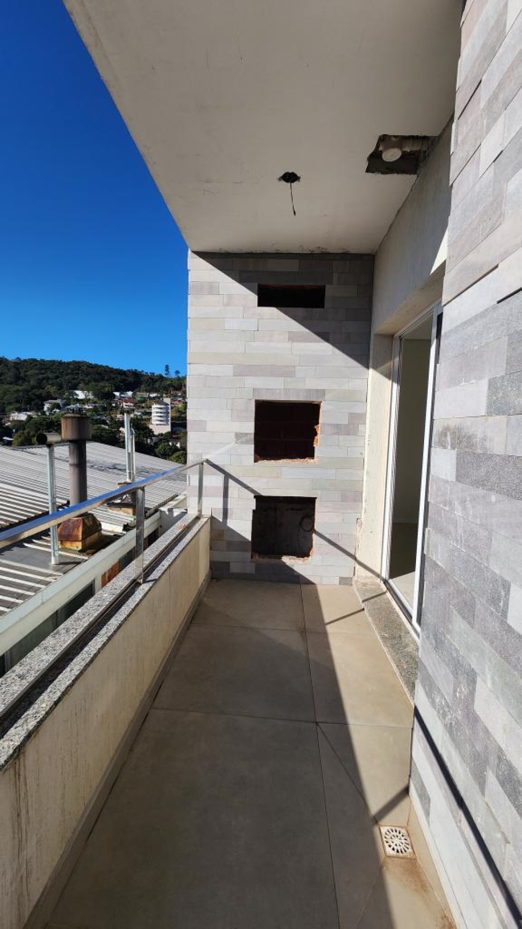 APARTAMENTO COM 3 DORMITÓRIOS